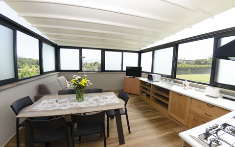 Tenuta Il Giardino Proprietà: Mesa, Mueble, Sofá, Propiedad, Planta, Ventana, Edificio, Planta De Casa, Sala, Flor