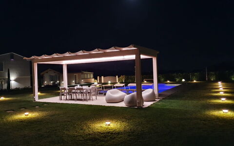 Tenuta Il Giardino Proprietà: Ligero, Planta, Edificio, Cielo, Sombra, Kiosko, Gas, Casa