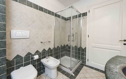 Villa Dell'acquaborra: Baño, Piso, Arreglo De Tubería, Suelo, Diseño De Interiores, Baño, Lavabo, Asiento Del Baño, Grifo, Lavabo Del Baño