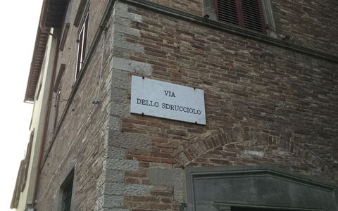 La Terrazza Di Todi: Propiedad, Enladrillado, Ventana, Ladrillo, Madera, Edificio, Fuente, Fachada, Casa