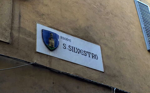 La Terrazza Di Todi: Tiempo De Día, Propiedad, Azul, Edificio, Ventana, Vehículo De Motor, Arquitectura, Fuente, Rectángulo, Pared