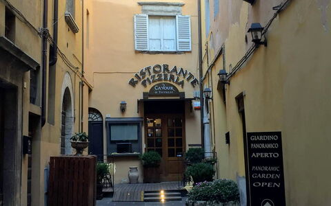 La Terrazza Di Todi: Planta, Ventana, Edificio, Maceta, Superficie De La Carretera, Barrio, Piso, Diseño Urbano, Ciudad, Puerta