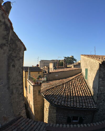La Terrazza Di Todi: Cielo, Edificio, Ventana, Casa, Techo, Paisaje, Fachada, Ciudad, Tintes Y Sombras, La Arquitectura Medieval