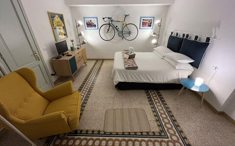 Villa Maona: Marco, Mueble, Sofá, Comodidad, Sala, Edificio, Encendiendo, Diseño De Interiores, Lámpara, Piso