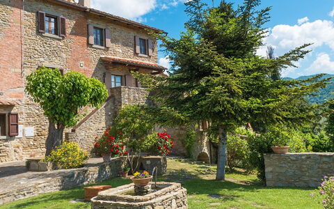 Villa Taragnano: Planta, Nube, Cielo, Ventana, Edificio, Flor, Vegetación, El Terreno Del Lote, Hierba, Árbol