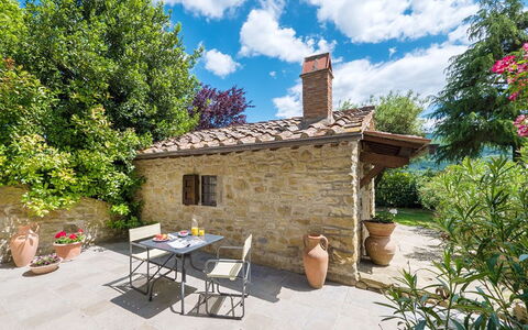 Villa Taragnano: Nube, Planta, Cielo, Edificio, Propiedad, Maceta, Ventana, Árbol, Casa, Cabaña