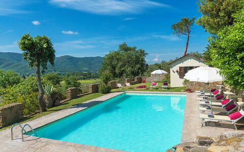 Villa Taragnano: Agua, Nube, Planta, Edificio, Cielo, Propiedad, Piscina, Árbol, Naturaleza, Azur