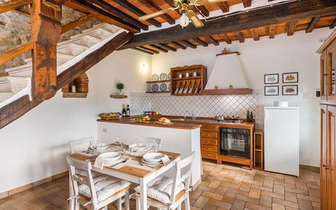 Villa Taragnano: Propiedad, Mueble, Gabinetes, Mesa, Mostrador, Madera, Diseño De Interiores, Cocina, Aparato De Cocina, Edificio