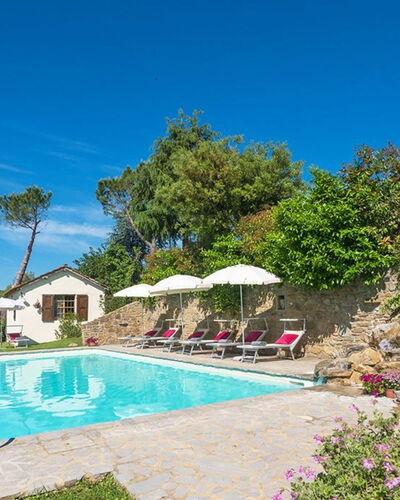 Villa Taragnano: Agua, Planta, Cielo, Edificio, Azul, Piscina, Árbol, Silla, Mueble Para Exteriores, Nube