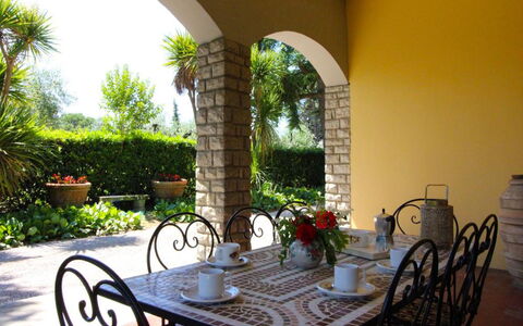 Il Poggiolo: Planta, Mesa, Propiedad, Mueble, Vajilla, Maceta, Edificio, Azur, Silla, Planta De Casa