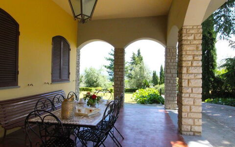 Il Poggiolo: Planta, Propiedad, Edificio, Cielo, Sombra, Encendiendo, Ventana, Mesa, Diseño De Interiores, Luz De La Calle