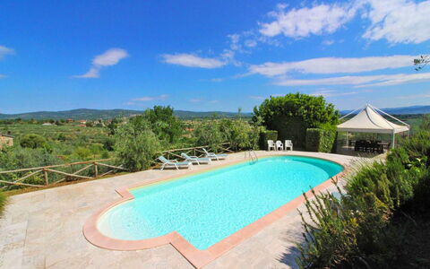 Il Poggiolo: Cielo, Agua, Nube, Piscina, Planta, Azur, Árbol, Edificio, Sombra, Ocio
