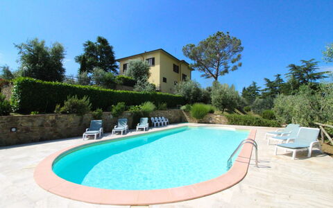 Il Poggiolo: Agua, Cielo, Planta, Edificio, Azur, Piscina, Árbol, Mueble Para Exteriores, Sombra, Rectángulo