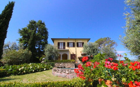 Il Poggiolo: Cielo, Planta, Flor, Edificio, Propiedad, Ventana, Planta De La Comunidad, Paisaje Natural, Árbol, Casa