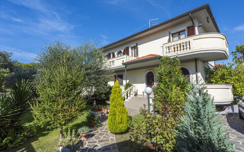 Residenza Garosi: Cielo, Planta, Edificio, Nube, Propiedad, Ventana, Árbol, Casa, Ocio, Fachada