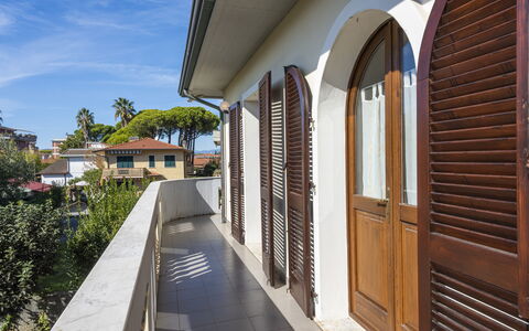 Residenza Garosi: Cielo, Tiempo De Día, Propiedad, Nube, Planta, Edificio, Sombra, Barrio Residencial, Árbol, Madera