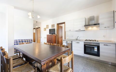 Residenza Garosi: Gabinetes, Mueble, Propiedad, Mesa, Mostrador, Cajón, Madera, Estufa De Cocina, Encendiendo, Edificio