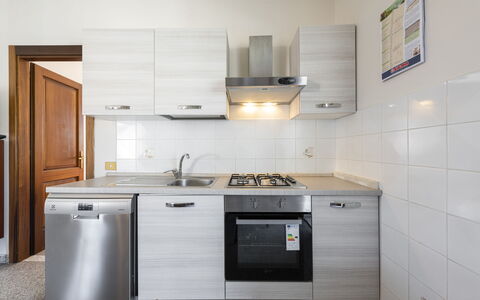 Residenza Garosi: Gabinetes, Lavabo, Edificio, Mostrador, Estufa De Cocina, Cocina, Electrodoméstico, Grifo, Aparato De Cocina, Madera