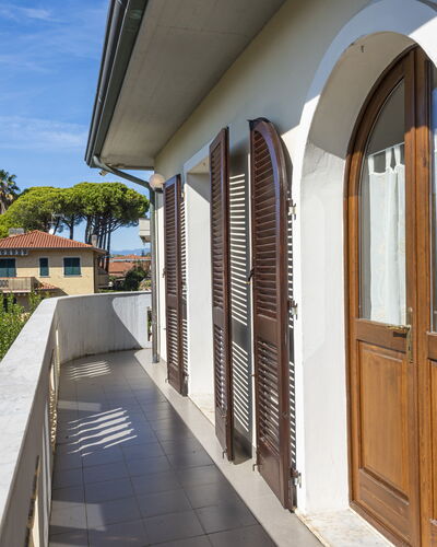 Residenza Garosi: Cielo, Tiempo De Día, Propiedad, Nube, Planta, Edificio, Sombra, Barrio Residencial, Árbol, Madera