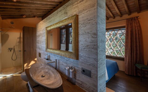 Villa Dorothea: Espejo, Grifo, Arreglo De Tubería, Propiedad, Mueble, Lavabo, Ventana, Edificio, Baño, Madera