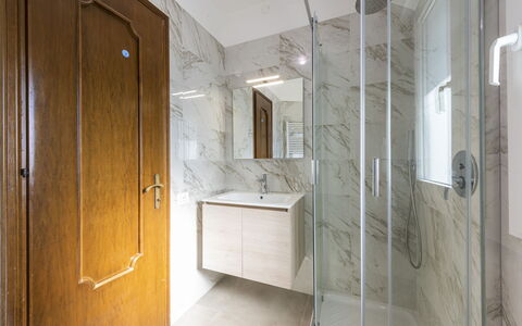 Casa Serchio: Espejo, Edificio, Propiedad, Arreglo De Tubería, Grifo, Lavabo, Puerta, Casa, Baño