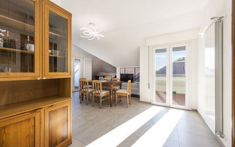 Casa Serchio: Mesa, Mueble, Edificio, Gabinetes, Madera, Silla, Salón, Diseño De Interiores, Encendiendo, Casa