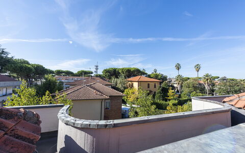 Casa Serchio: Nube, Cielo, Propiedad, Edificio, Azur, Casa, Árbol, Planta, Ventana, Sombra
