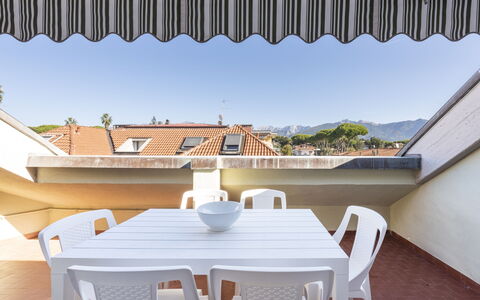 Casa Serchio: Edificio, Tiempo De Día, Propiedad, Ligero, Sombra, Mesa, Madera, Silla, Arquitectura, Encendiendo