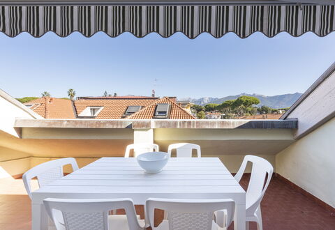 Casa Serchio: Edificio, Tiempo De Día, Propiedad, Ligero, Sombra, Mesa, Madera, Silla, Arquitectura, Encendiendo