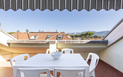 Casa Serchio: Edificio, Tiempo De Día, Propiedad, Ligero, Sombra, Mesa, Madera, Silla, Arquitectura, Encendiendo