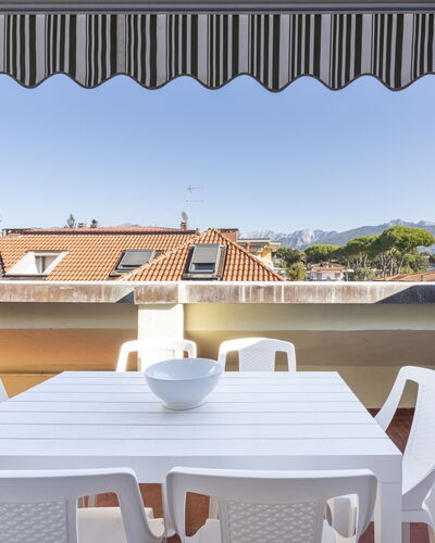 Casa Serchio: Edificio, Tiempo De Día, Propiedad, Ligero, Sombra, Mesa, Madera, Silla, Arquitectura, Encendiendo