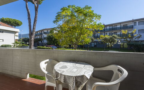 Casa Marina: Cielo, Tiempo De Día, Mesa, Edificio, Mueble, Árbol, Ventana, Diseño Urbano, Mueble Para Exteriores, Silla