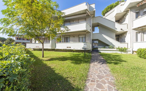 Casa Marina: Planta, Edificio, Propiedad, Cielo, Ventana, El Terreno Del Lote, Casa, Hierba, Vegetación, Diseño Urbano