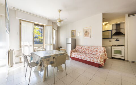 Casa Marina: Mueble, Marco, Mesa, Gabinetes, Cajón, Ventana, Madera, Cajonera, Edificio, Silla