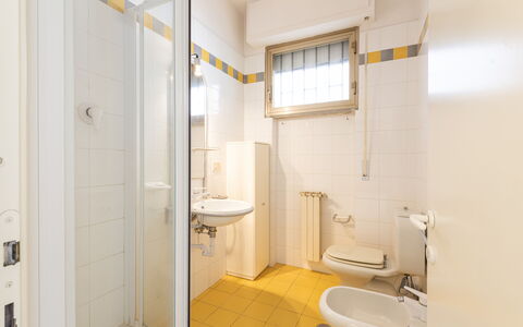 Casa Marina: Lavabo, Propiedad, Arreglo De Tubería, Grifo, Edificio, Lavabo Del Baño, Baño, Púrpura, Diseño De Interiores