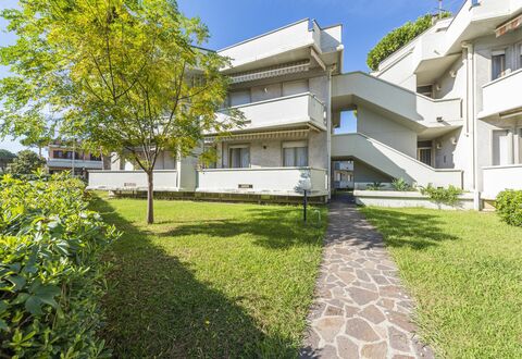 Casa Marina: Planta, Edificio, Propiedad, Cielo, Ventana, El Terreno Del Lote, Casa, Hierba, Vegetación, Diseño Urbano