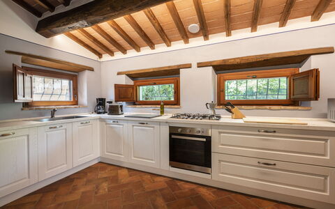 Villa Chio: Mostrador, Gabinetes, Mueble, Propiedad, Grifo, Ventana, Edificio, Cocina, Planta De Casa, Aparato De Cocina