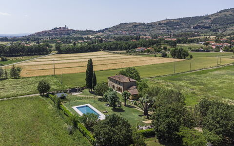 Villa Chio: Cielo, Planta, Árbol, Paisaje Natural, Diseño Urbano, Montaña, Barrio Residencial, Accidentes Geográficos Montañosas, Llanura, Pradera