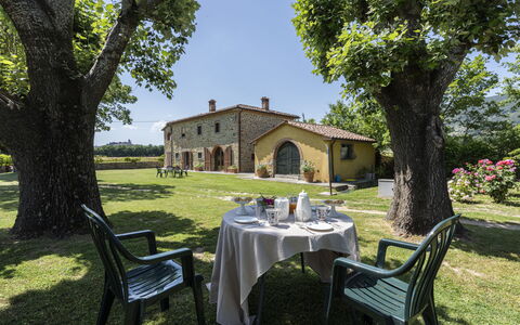 Villa Chio: Planta, Mesa, Mueble, Propiedad, Cielo, Ventana, Edificio, Silla, Árbol, Sombra