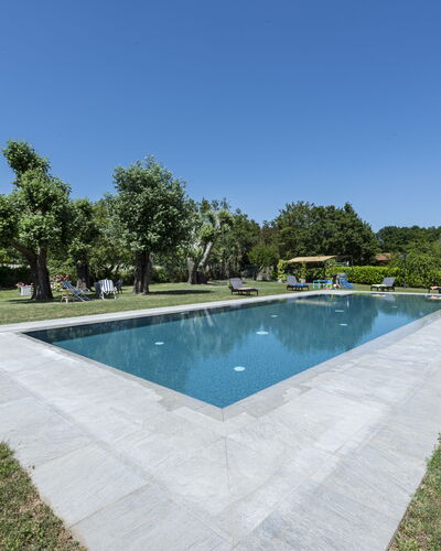 Villa Chio: Agua, Cielo, Piscina, Planta, Árbol, Sombra, Cuerpo De Agua, Rectángulo, Edificio, Barrio Residencial