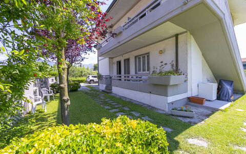 Pontremoli Apartments: Planta, Edificio, Propiedad, Hoja, Botánica, Hierba, Árbol, Sombra, Diseño Urbano, Barrio