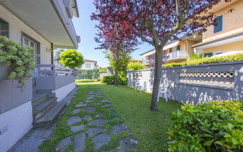 Pontremoli Apartments: Planta, Propiedad, Edificio, Superficie De La Carretera, Árbol, Vegetación, Diseño Urbano, Hierba, Cielo, Sombra