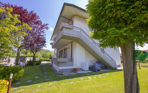 Pontremoli Apartments: Planta, Cielo, Edificio, Propiedad, Árbol, Hoja, Arquitectura, El Terreno Del Lote, Sombra, Cabaña