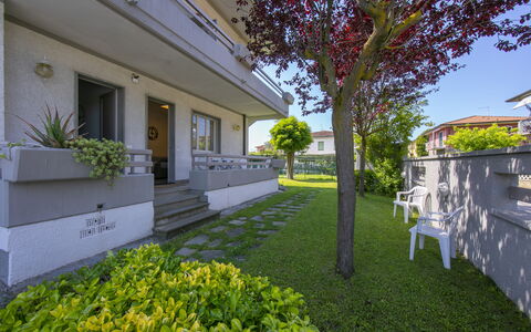 Pontremoli Apartments: Planta, Tiempo De Día, Propiedad, Verde, Botánica, Hoja, Edificio, Amarillo, Árbol, Sombra