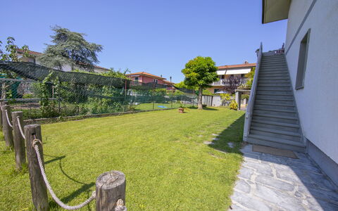 Pontremoli Apartments: Planta, Cielo, Propiedad, Edificio, Árbol, El Terreno Del Lote, Hierba, Diseño Urbano, Sombra, Bienes Raíces