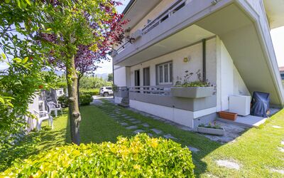 Pontremoli Apartments: Planta, Edificio, Propiedad, Hoja, Botánica, Hierba, Árbol, Sombra, Diseño Urbano, Barrio