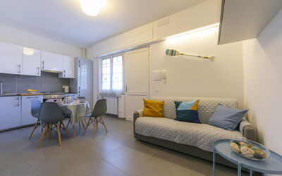 Pontremoli 3: Mesa, Mueble, Sofá, Comodidad, Edificio, Almohada, Madera, Sala, Encendiendo, Diseño De Interiores