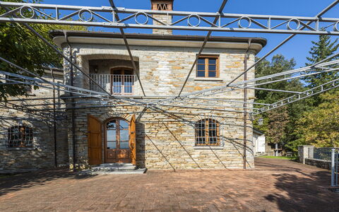 Villa Montignoso: Propiedad, Cielo, Ventana, Edificio, Madera, Puerta, Electricidad, Casa, Barrio Residencial