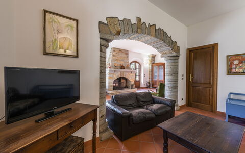 Villa Montignoso: Marco, Mueble, Mesa, Edificio, Sofá, Comodidad, Madera, Diseño De Interiores, Arquitectura, Cajón