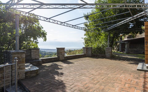 Villa Montignoso: Cielo, Nube, Tiempo De Día, Propiedad, Planta, Sombra, Superficie De La Carretera, Barrio Residencial, Hierba, Árbol